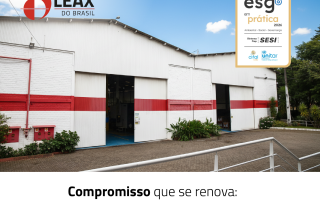 Imagem aérea da fábrica da Leax do Brasil cercada por árvores, com selo ESG em Prática sobreposto simbolizando a conquista de 2026