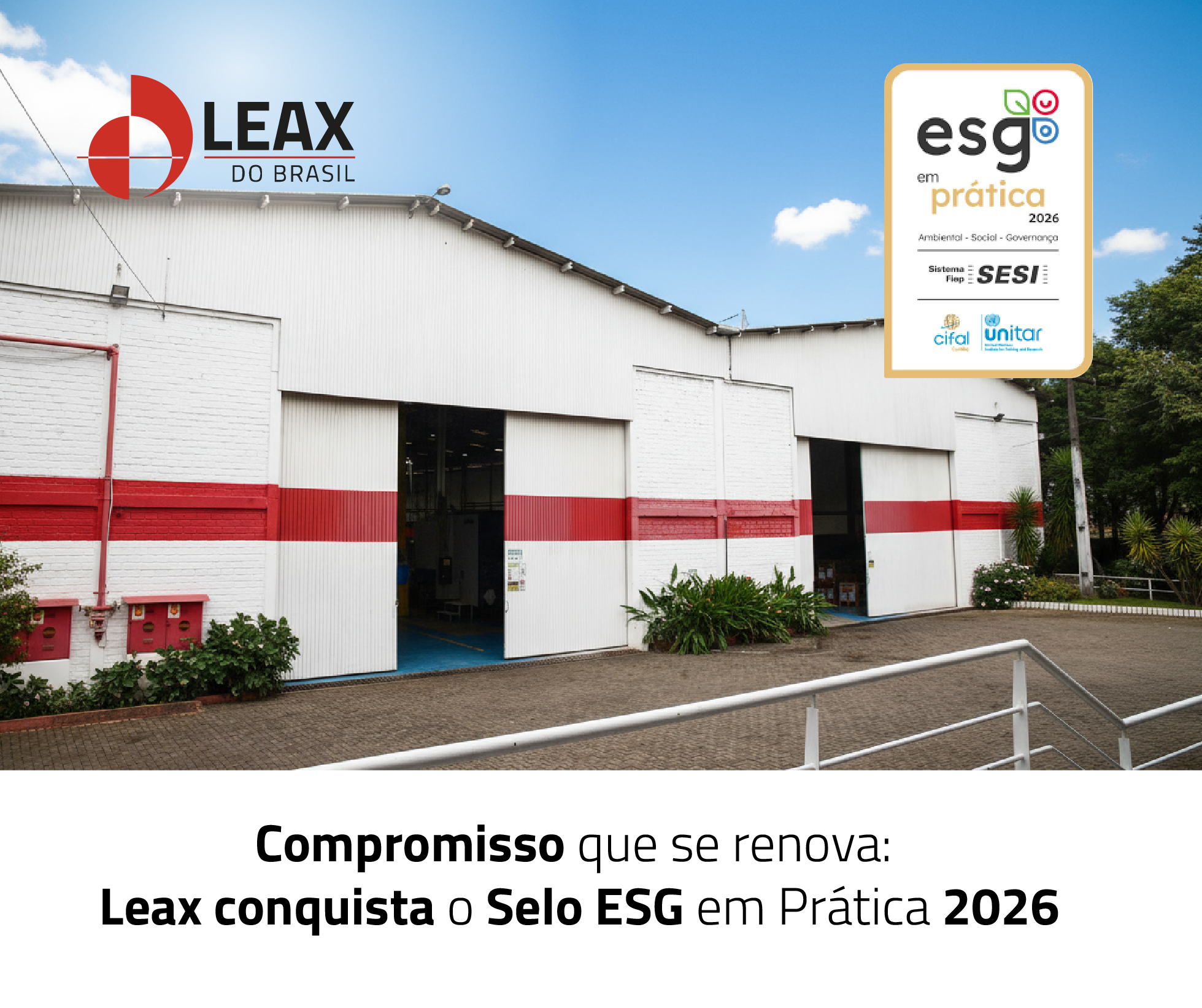 Imagem aérea da fábrica da Leax do Brasil cercada por árvores, com selo ESG em Prática sobreposto simbolizando a conquista de 2026